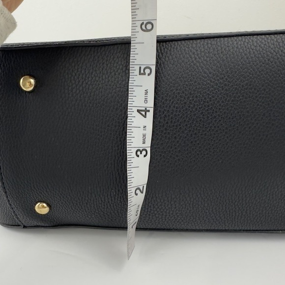 Vintage Andrew Marc black leather gold tone hardware with adjustable strap bag - Picture 9 of 13